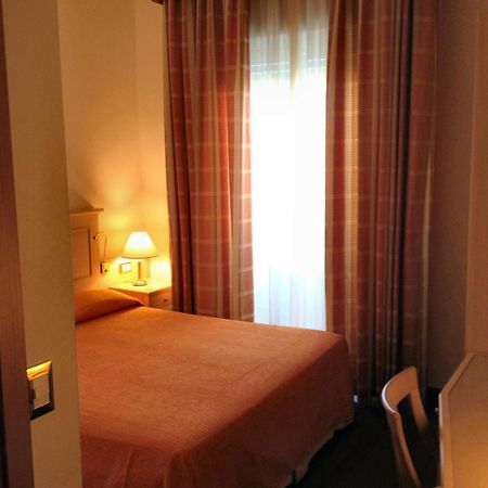 Hotel Byron Rimini Oda fotoğraf
