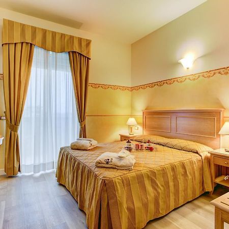 Hotel Byron Rimini Dış mekan fotoğraf