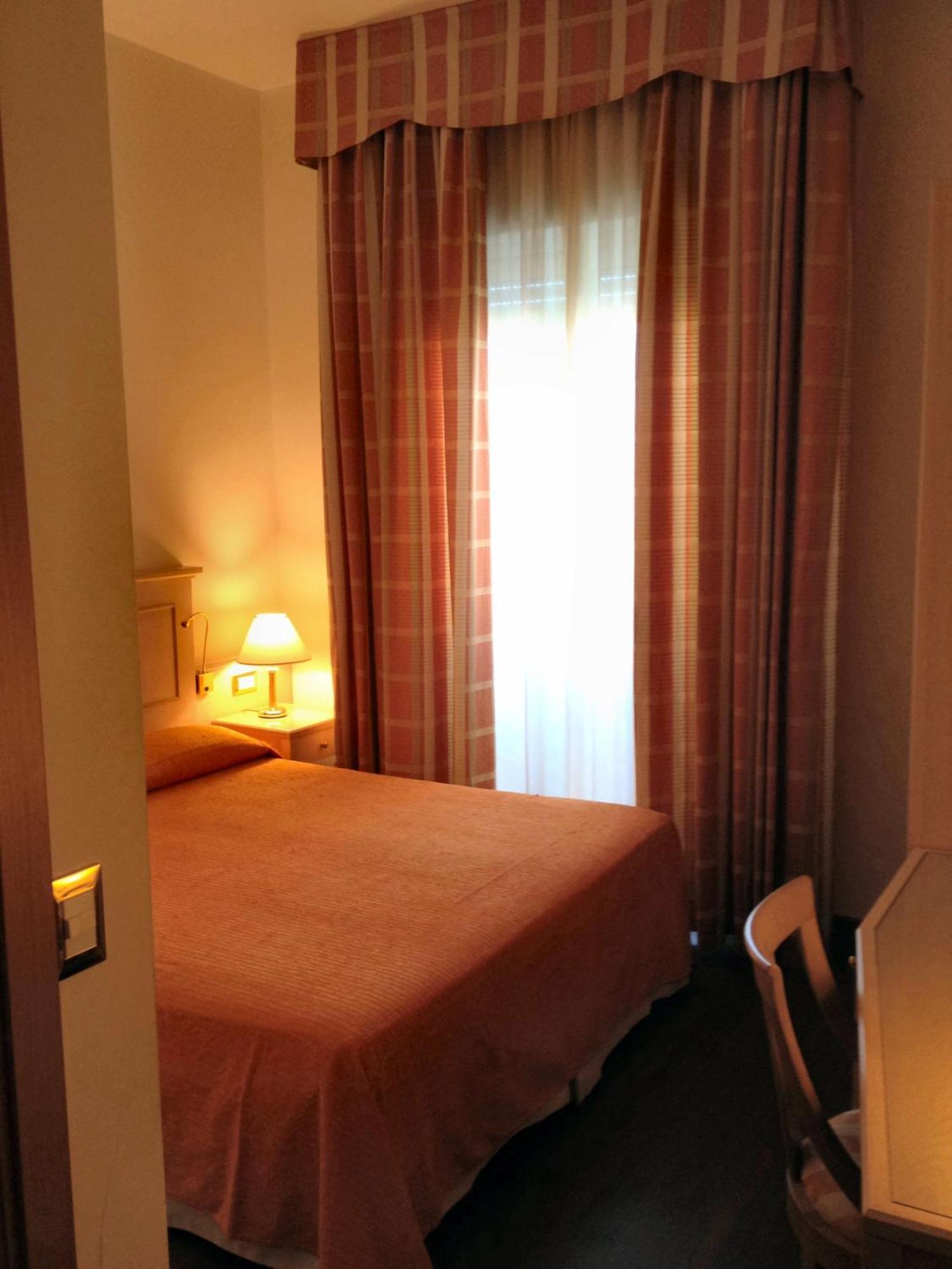 Hotel Byron Rimini Oda fotoğraf