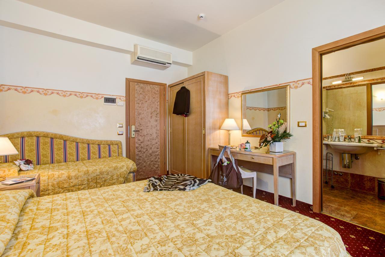 Hotel Byron Rimini Dış mekan fotoğraf