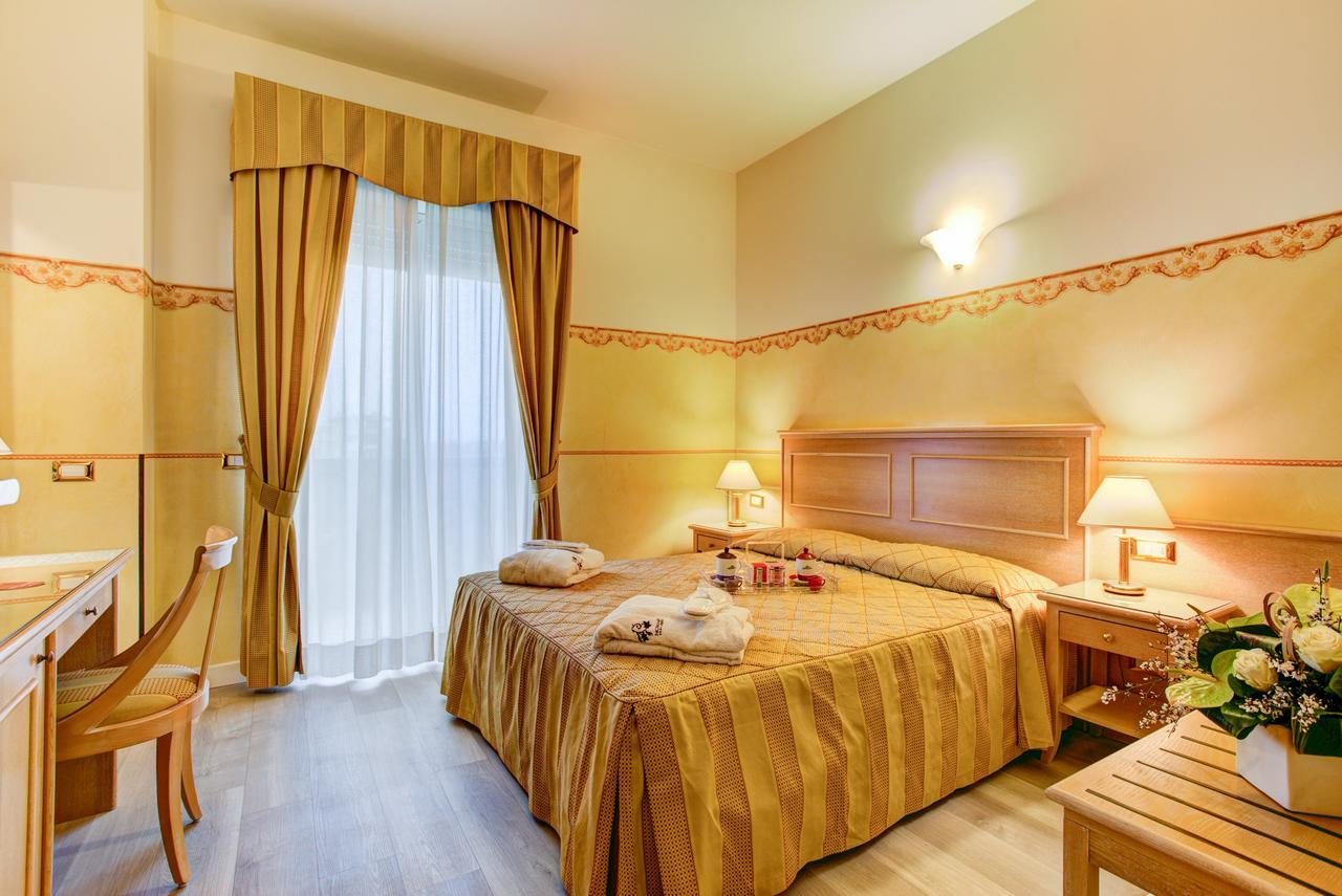 Hotel Byron Rimini Dış mekan fotoğraf